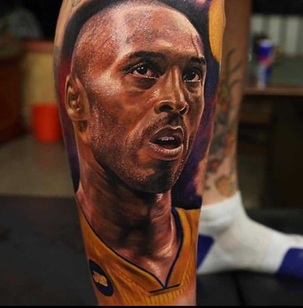 Artista di tatuaggi Dongkyu Lee, tatuaggio a colori realistico Kobe Bryant