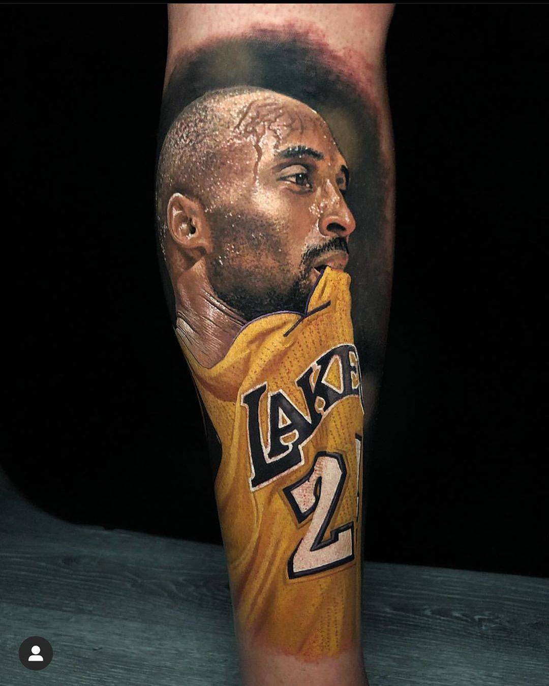 Artista di tatuaggi Steve Butcher, tatuaggio a colori realistico Kobe Bryant