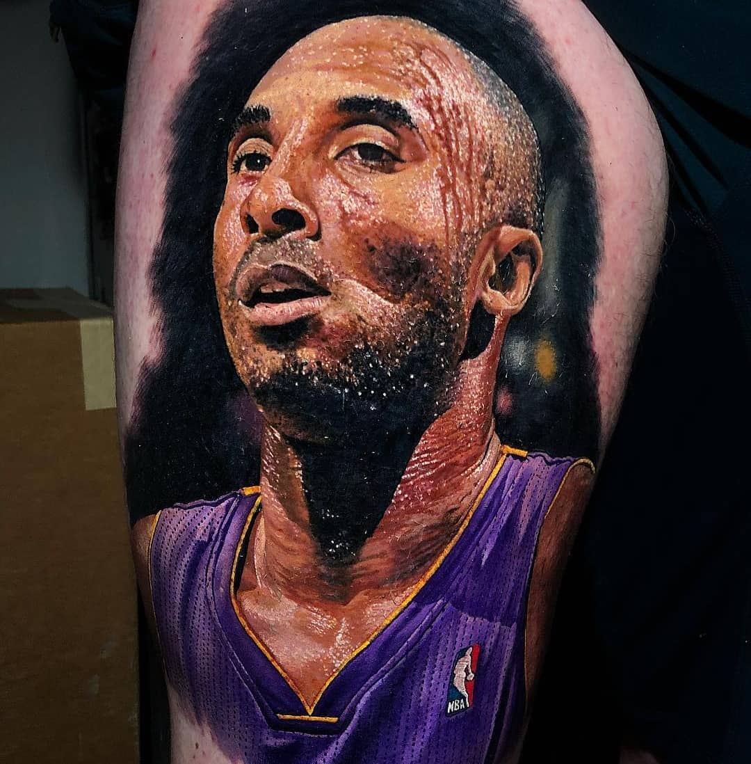 Artista di tatuaggi Steve Butcher, tatuaggio a colori realistico Kobe Bryant