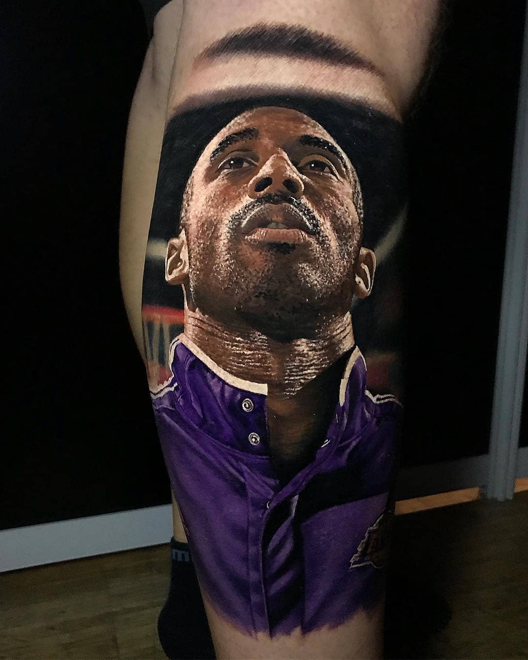 Artista di tatuaggi Steve Butcher, tatuaggio a colori realistico Kobe Bryant