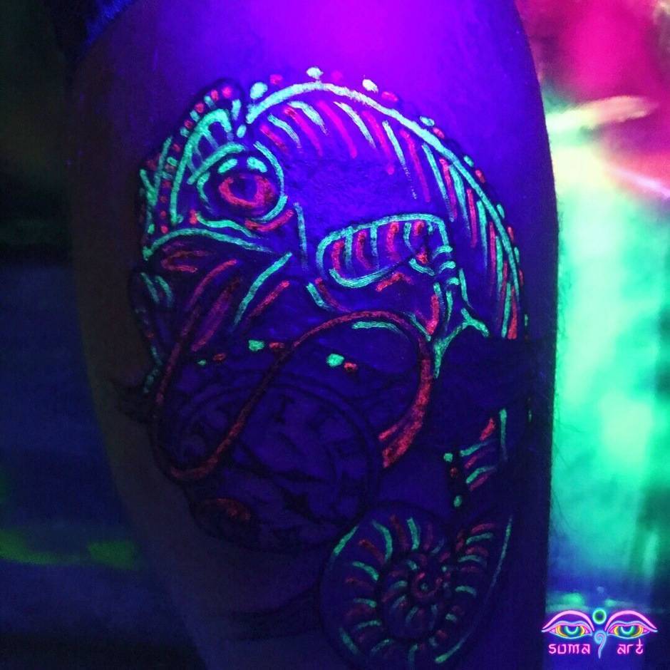 Artista tatuaggio Soma Art, tatuaggio che brilla, tatuaggio UV, fluorescente, tatuaggio a luce nera | Ucraina