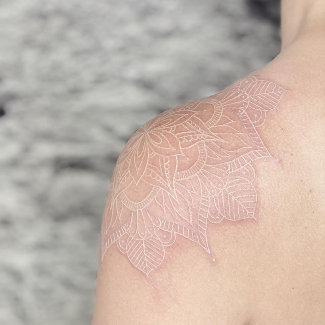 Tatuaggio con inchiostro bianco | Artista del tatuaggio @erik_huebner