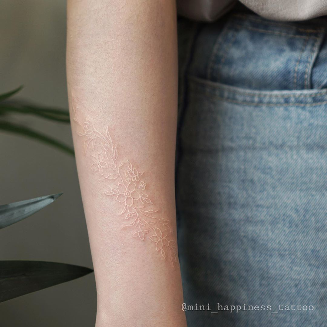 Tatuaggio con inchiostro bianco | Artista del tatuaggio @mini_happiness_tattoo