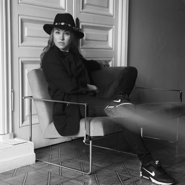 알레나 조즈루енко의 건축 배경을 활용한 완벽한 그래픽 토이트