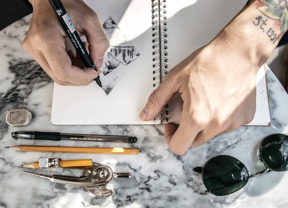 기술이 새로운 예술가들이 주류에 진입하는 데 어떻게 도움이 되는가