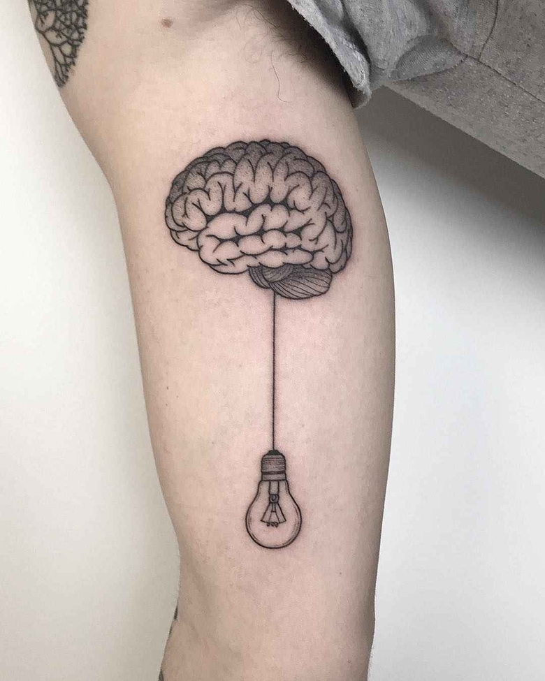 Tattoo 아티스트 마이클레 보르피가 스타일을 만든 최소한의 테이트, 라인워크, 도트워크 | 이탈리아
