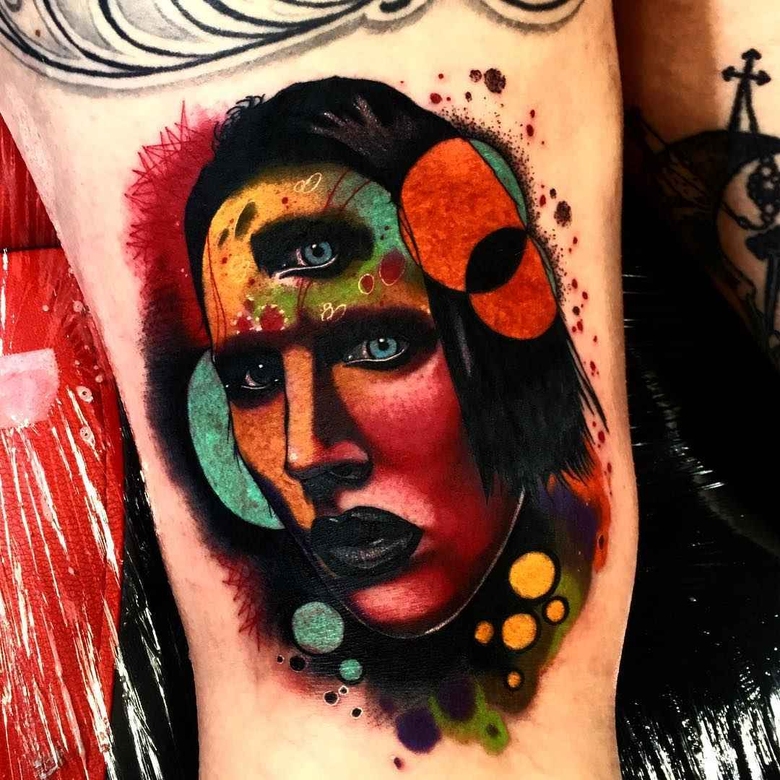 Tattoo 아티스트 앤드류 티어리 앤디 마시가 추상적인 색상의 초현실주의 테이토를 작성한 것 | 영국