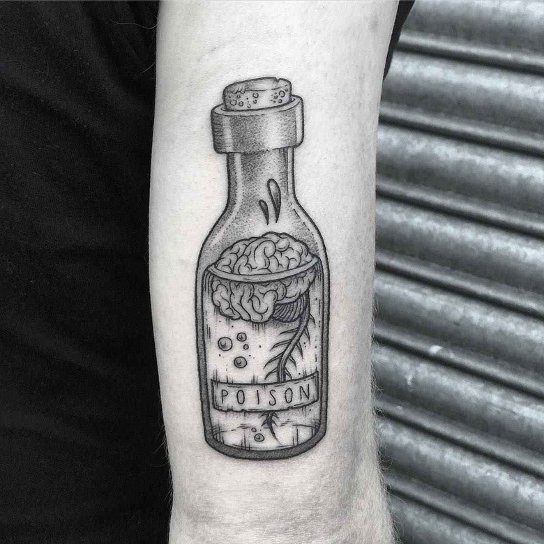 Tattoo 아티스트 Lozzy Bones 블랙 타투 중세 이야기와 타로 카드 | UK