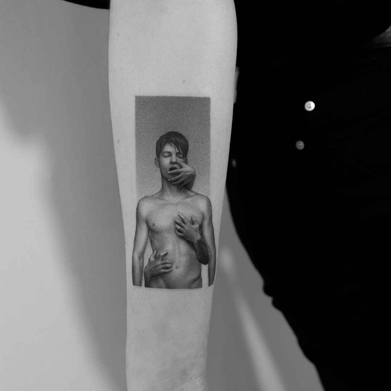 Tattoo 아티스트 파울 인두스키가 검정과 흰색을 사용한 현실적인 타투, 그래픽, 최소주의 스타일을 표현 | 폴란드