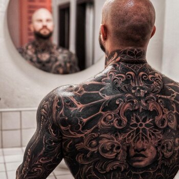 타투 모델 Paul Steiger 