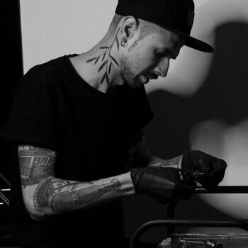 타투이스트 Ilya Brezinski
