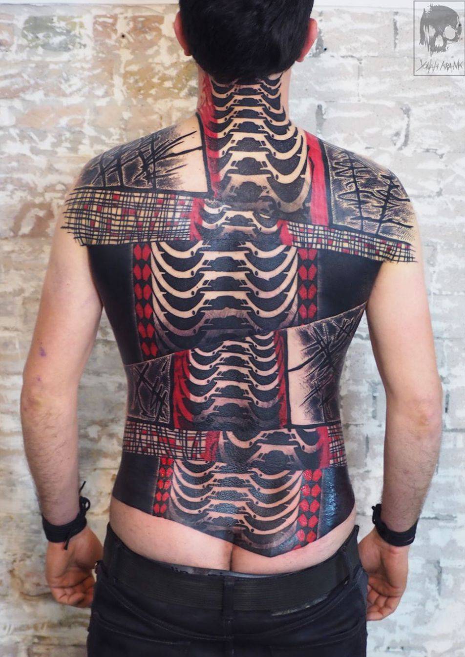 Tattoo artist Yonah Krank, черная abstract tattoo