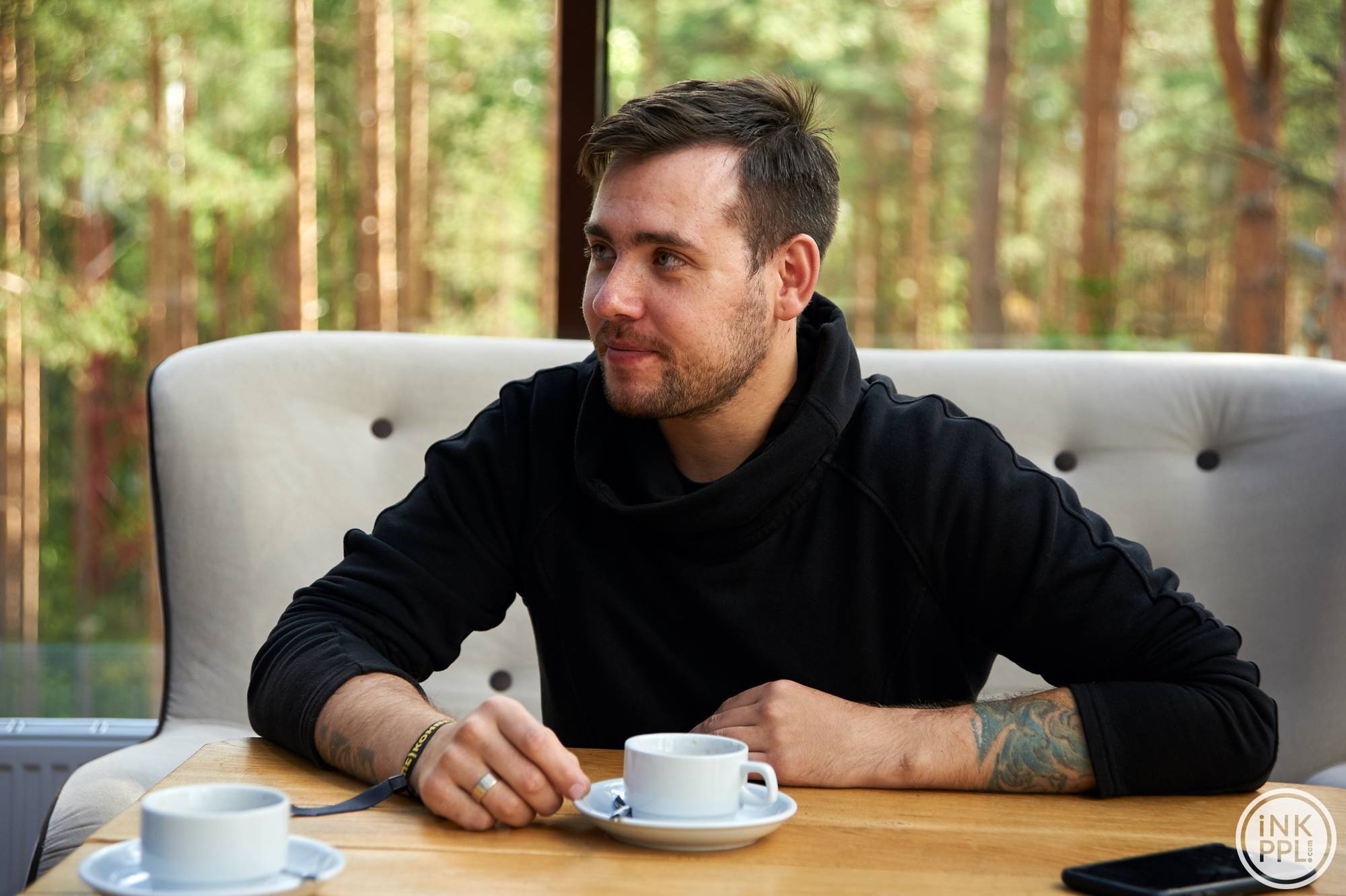 토트 아티스트 앤드레이 콜바신, 클래식 컬러와 검은색 및 흑백 토트 현실주의 | iNKPPL 인터뷰 | 러시아 스페르부르크