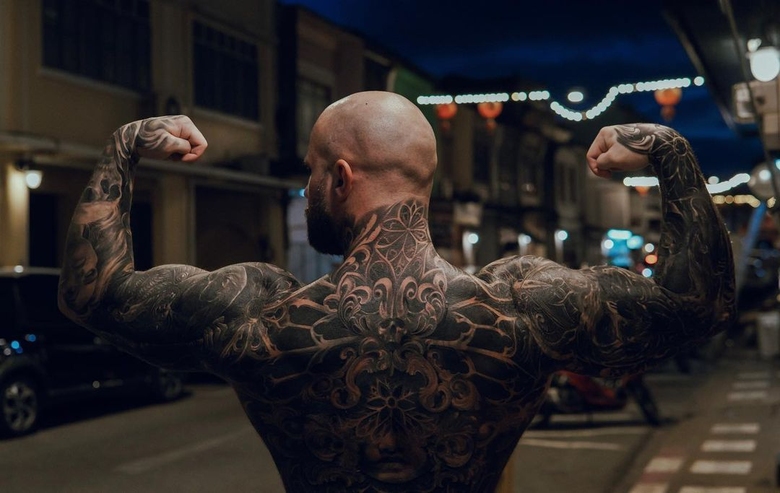 41-dia maratona de tatuagem na Tailândia do bodybuilder americano