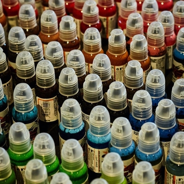 Horas sombrias esperam a indústria de tatuagens na Europa: até 65% das tintas coloridas serão proibidas a partir de 2023