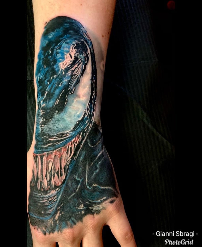 marvel Venom tattoo by @gianni_sbragi_tattoo 