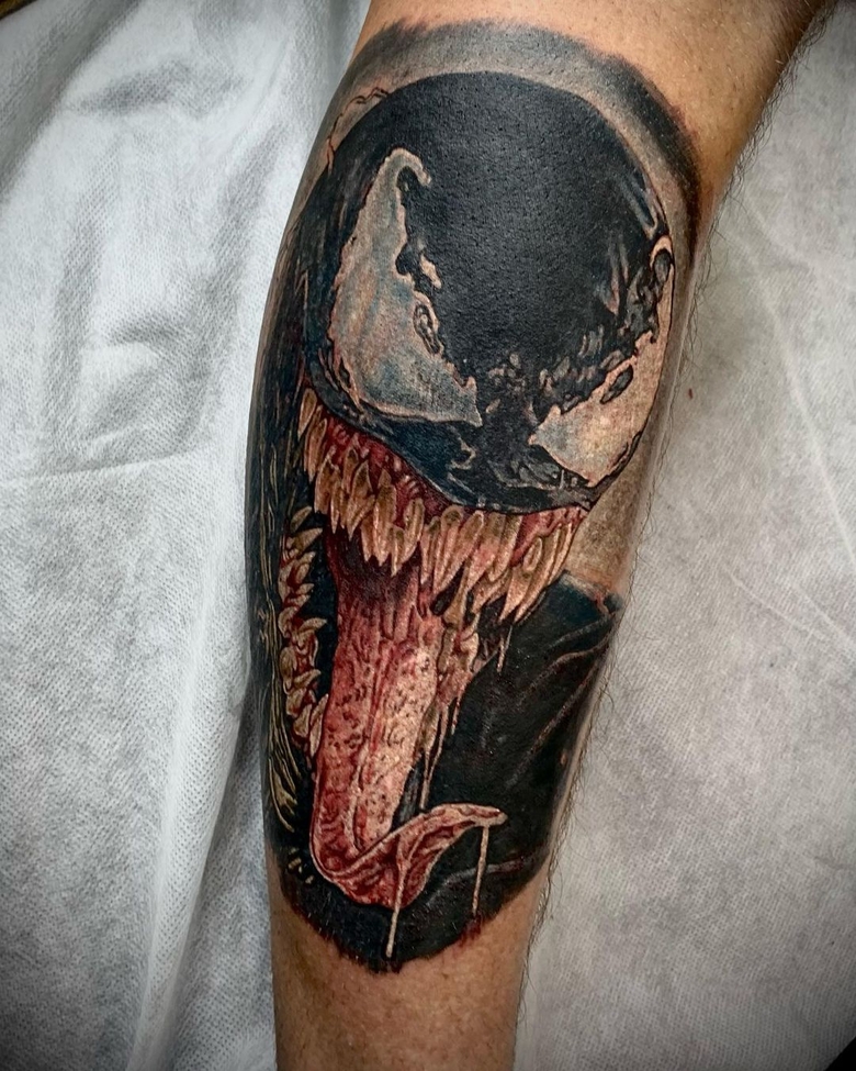 marvel Venom tattoo by @nashie_tattz 