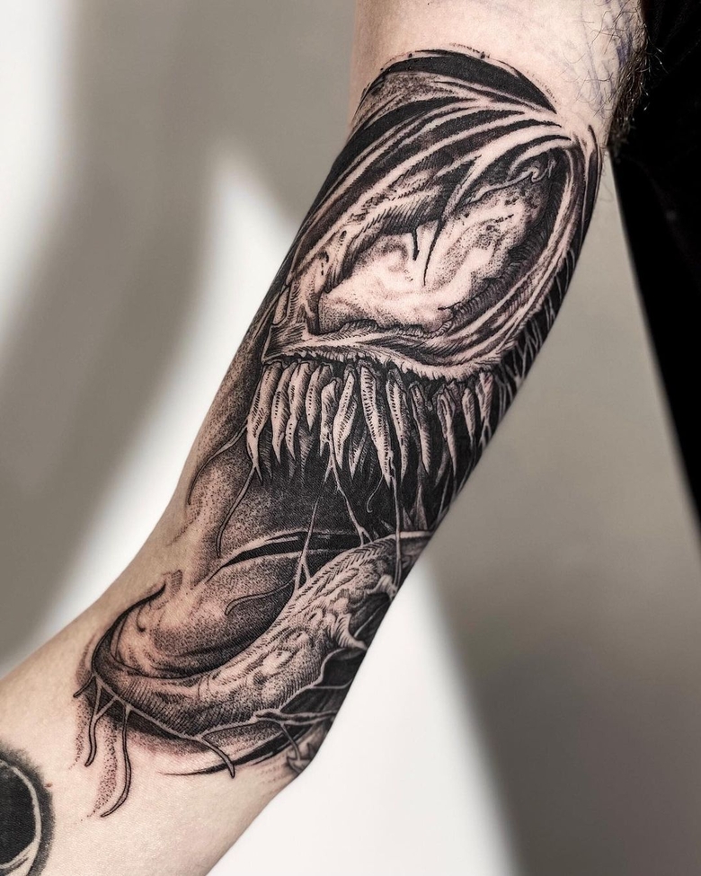 marvel Venom tattoo by @widzimisie.tattoo 