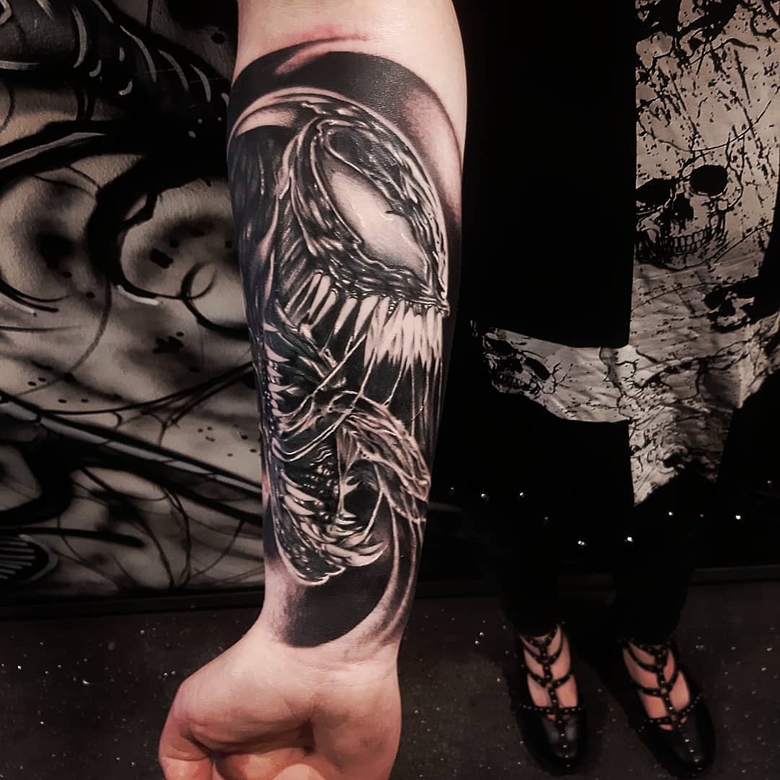 marvel Venom tattoo by @ravenwalkertattoo 