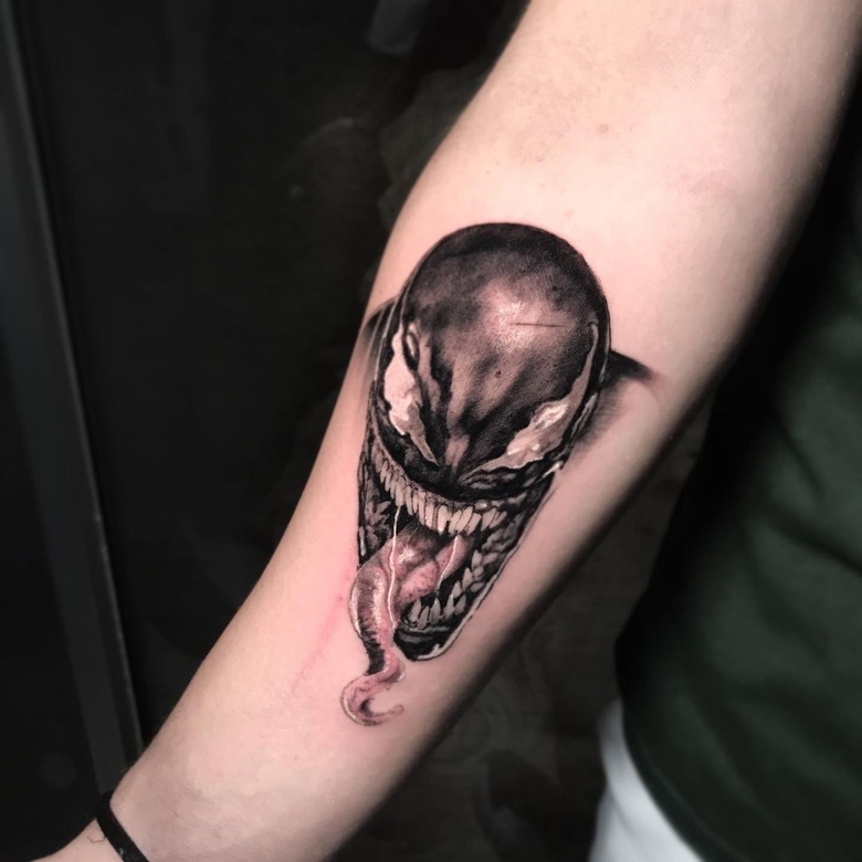 marvel Venom tattoo by @generazione_tattoo 
