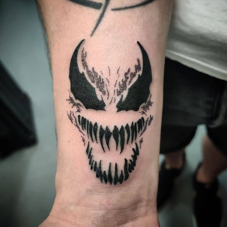 marvel Venom tattoo by @lionltatouage 