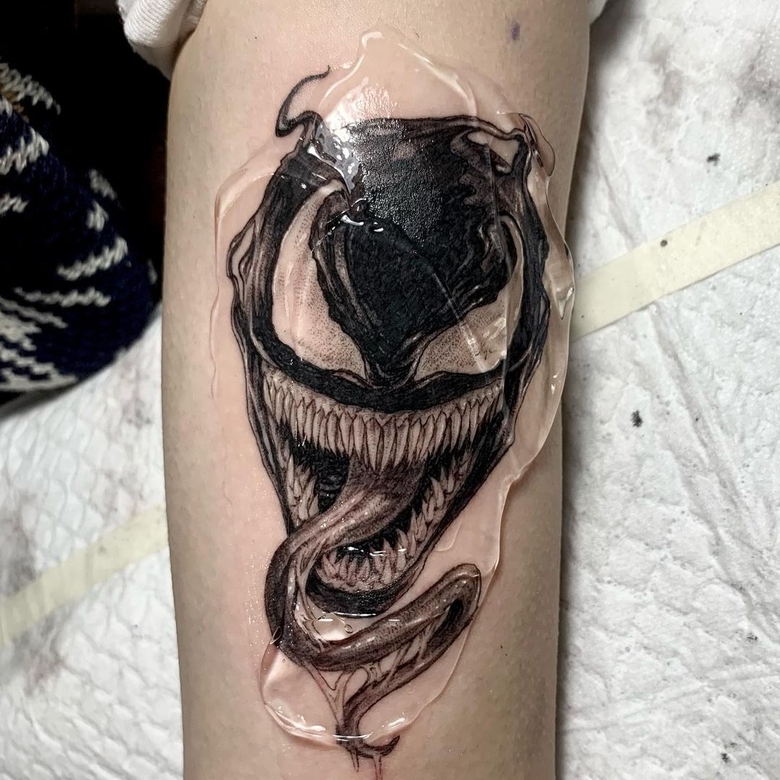 marvel Venom tattoo by @isbe__tattoo 