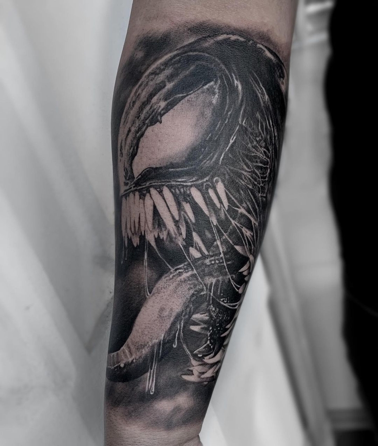 marvel Venom tattoo by @klaudiawikiel 