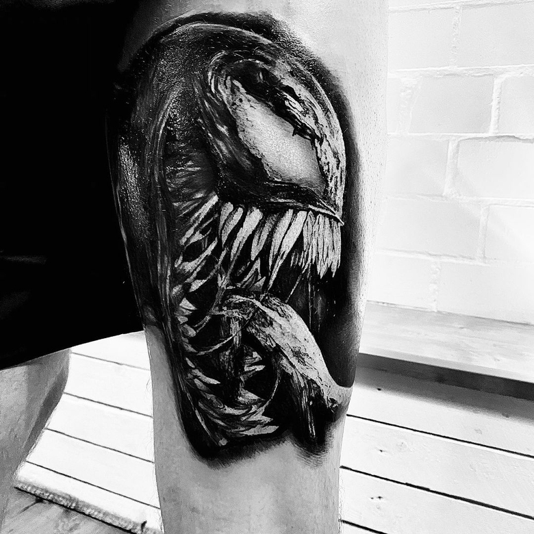 marvel Venom tattoo by @fabi.art.ink 