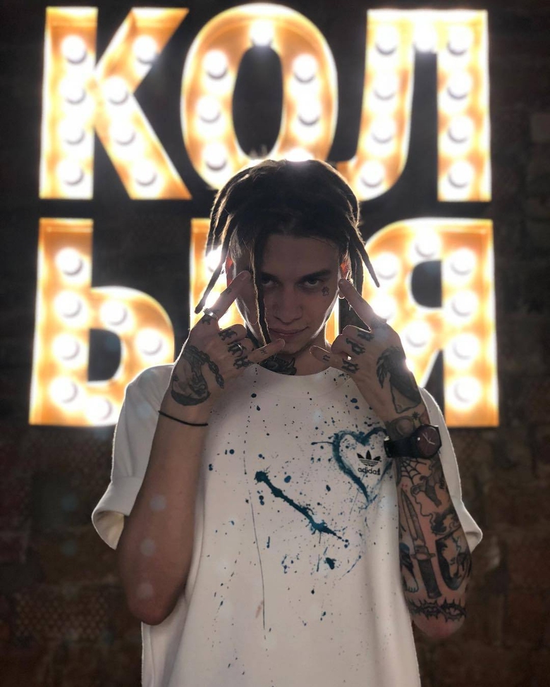 Sasha Kot - um esforço para estabelecer um novo mundo record da duração da sessão de tatuagem