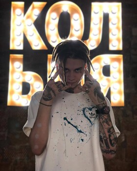 Sasha Kot - um esforço para estabelecer um novo mundo record da duração da sessão de tatuagem