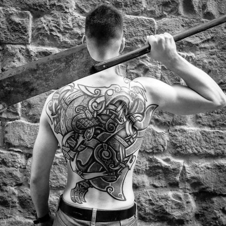 Ornamento panteônico escandinavo em tatuagens por Vitaly Pradd