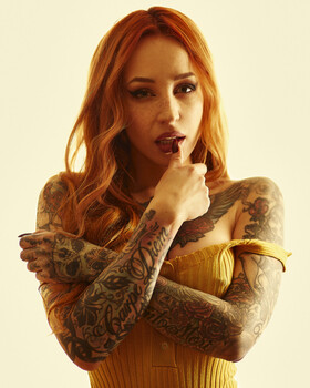 Tatuagem modelo de moda Yana Sinner em uma sessão de fotos com Daniele Dentamaro