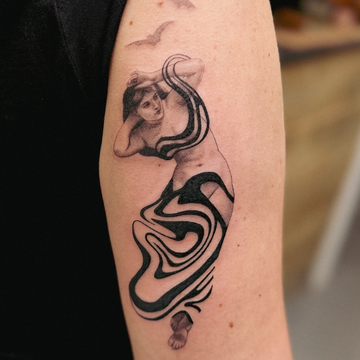 Faces Clássicas, Fluxo Sombrio: A Arte da Tatuagem de Joan Jaguar