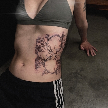 Mariposa-da-Lua e a Arte da Tatuagem Neo-Gótica