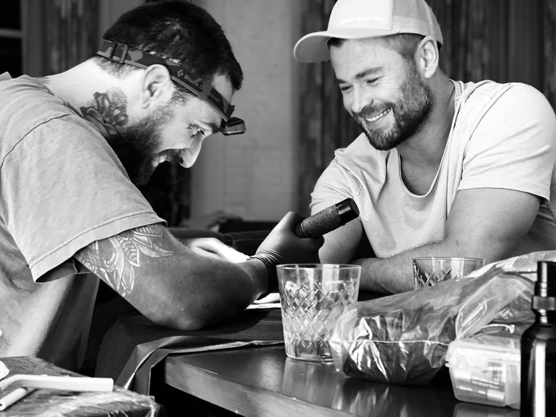 Chris Hemsworth novo tatuagem por Dillon Forte