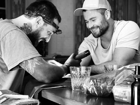 Chris Hemsworth novo tatuagem por Dillon Forte