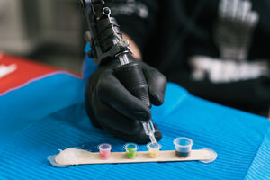 Cientistas dos EUA encontraram substâncias proibidas em tinta de tatuagem europeia