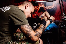 Vyacheslav Dolzhenko sobre convenções de tatuagem e participação no Pro Team