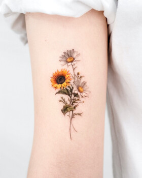 Romantismo e carinho nas tatuagens de flores de Donghwa