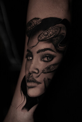 Ink Magic: O mundo de Elena Lamberti, artista de tatuagem realista