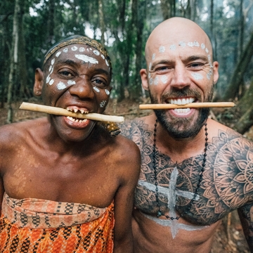 Tatuagens de Mike Corey, o Viajante, causam sensação na tribo Baka