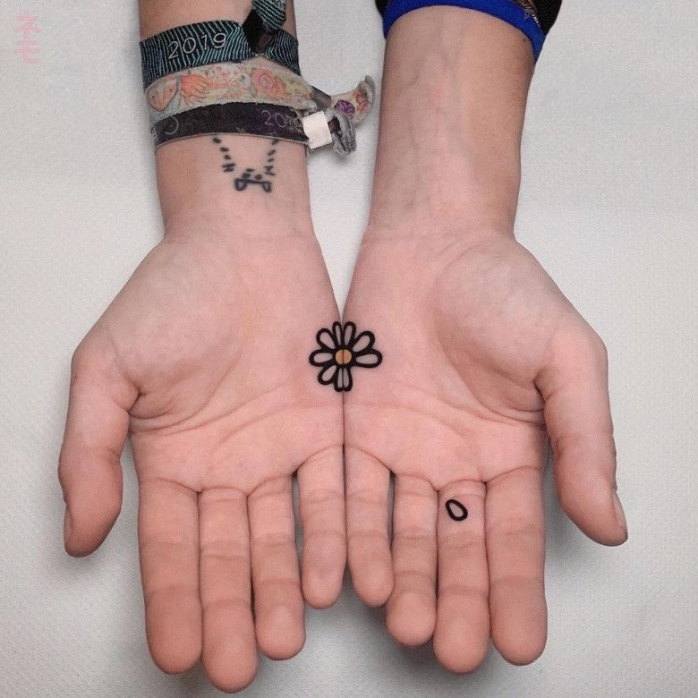 Há beleza na simplicidade. Margaridas em tatuagens por Flowersforyourhead