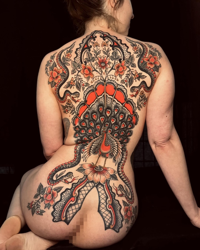 Tatuagem clássica preta e vermelha do italiano Giorgio Tartarotti