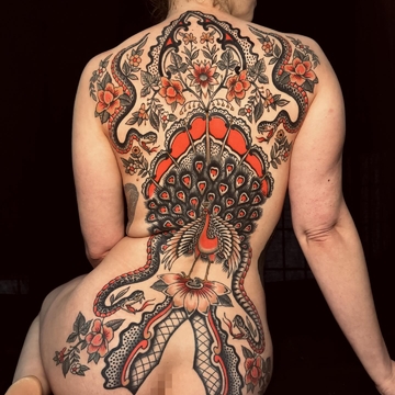 Tatuagem clássica preta e vermelha do italiano Giorgio Tartarotti