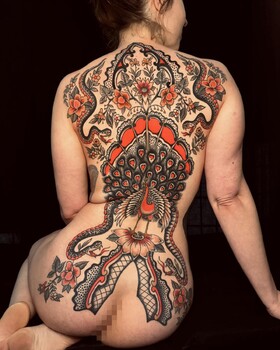 Tatuagem clássica preta e vermelha do italiano Giorgio Tartarotti