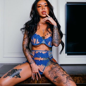 Modelo de tatuagem sedutora Kim Loo