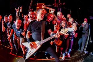 Metallica's Frontman James Hetfield tem recentemente revelado uma nova tatuagem, homenageando a memória do ex-vocalista Motorhead, Lemmy Kilmister, incorporando suas cinzas na tinta