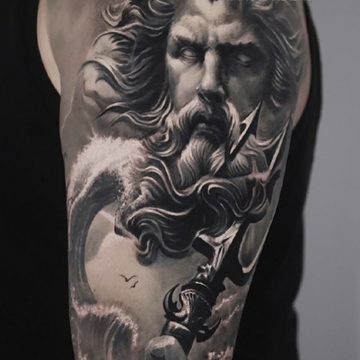 Precisão fria e poder visual nas tatuagens de Roman Ignatenko