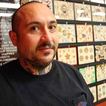 Artista de tatuagem Tomas Garcia