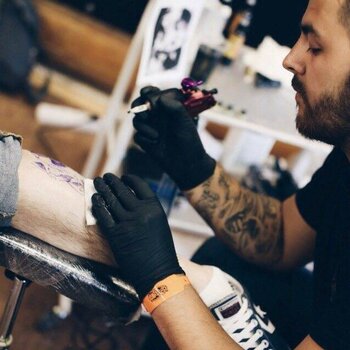 Artista de tatuagem Alex Oberov